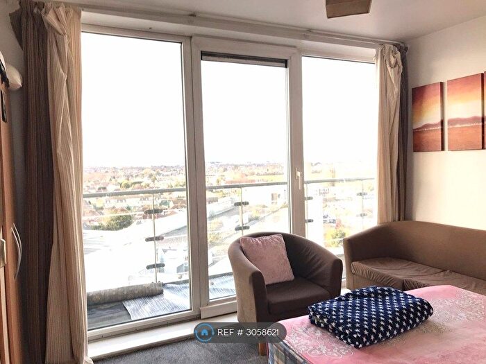 2 Bedroom Flat To Rent In Hamlyn House, Feltham, TW13