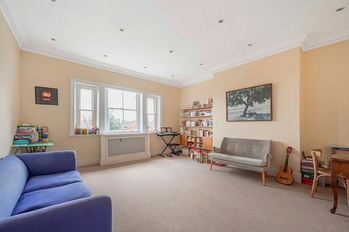 4 Bedroom Flat To Rent In Lyndhurst Road, Hampstead, London, NW3