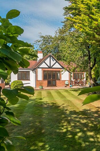 4 Bedroom Detached House For Sale In Norrels Drive East Horsley, KT24