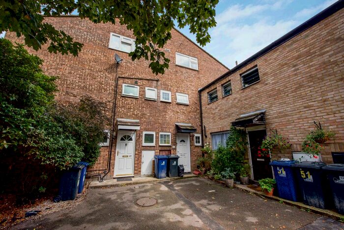 4 Bedroom Town House To Rent In Aspen Lane, Northolt, UB5