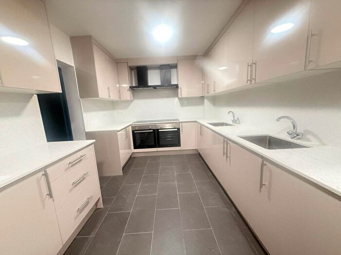 6 Bedroom Detached House To Rent In Gaveston Road, Slough, SL2