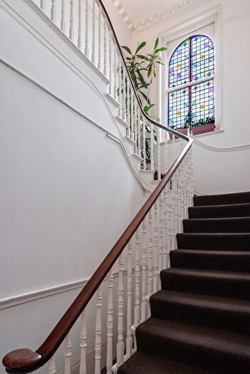 2 Bedroom Flat For Sale In Marlborough Road, Richmond, TW10