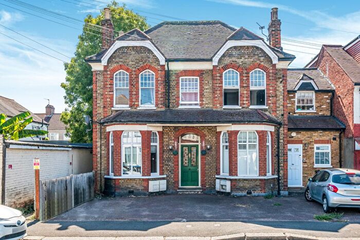 1 Bedroom Flat For Sale In Graham Avenue, Mitcham, CR4