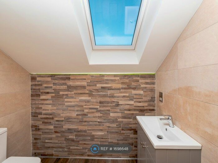 4 Bedroom Semi-Detached House To Rent In Burton Court, Alcester, B49