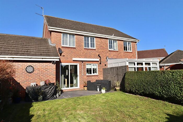 3 Bedroom Semi Detached House For Sale In Aire Close, Brough, HU15