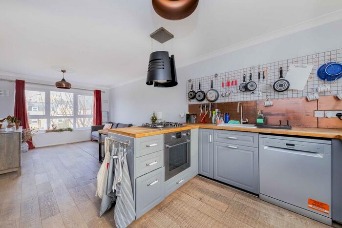 3 Bedroom Flat To Rent In Rosebank Gardens, London E3