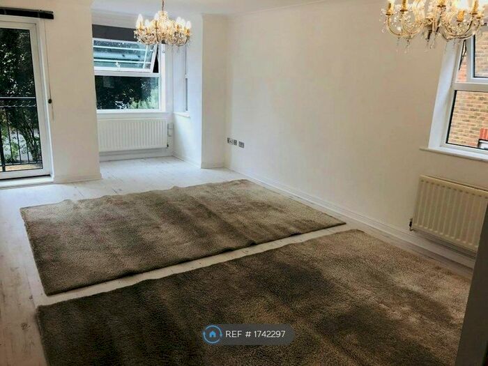 2 Bedroom Flat To Rent In Marlborough Court, Beckenham, BR3