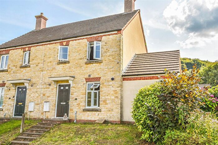 3 Bedroom Semi-detached House For Sale In Harrolds Close, Dursley, GL11