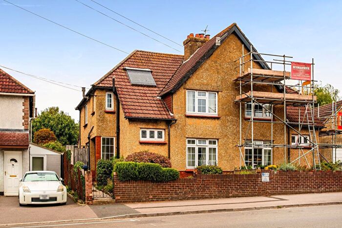 3 Bedroom Semi-Detached House For Sale In Butts Road, Salisbury, SP1