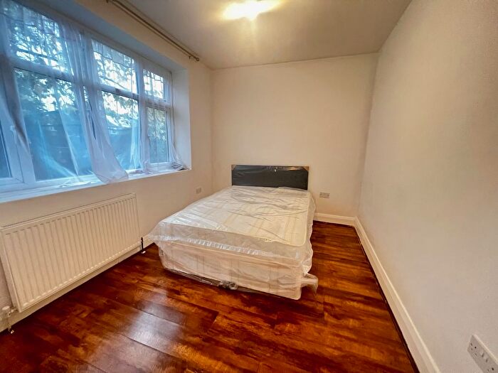 2 Bedroom Flat To Rent In Pershore Close, Ilford, IG2