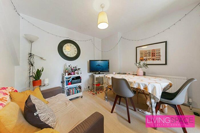 3 Bedroom Maisonette For Sale In Ramsey Walk, Islington, N1