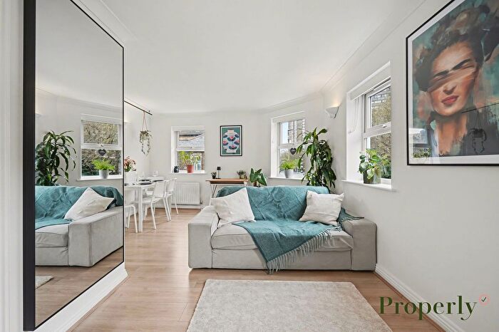 2 Bedroom Flat For Sale In Falcon Road, Hertford Court, SW11