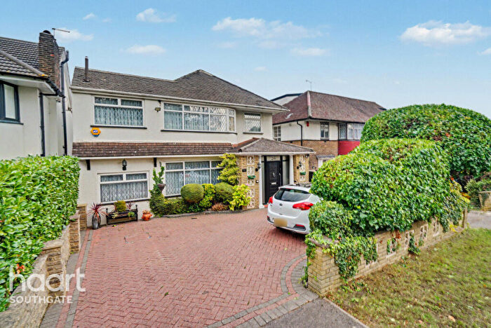4 Bedroom Detached House For Sale In Chase Road, London, N14