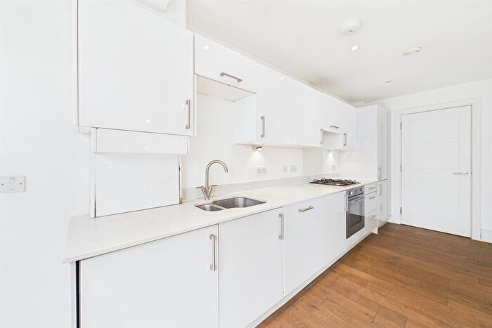 Apartment To Rent In Pechiney House, Slough, SL1