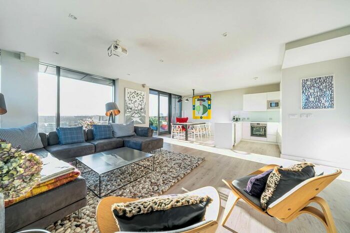 2 Bedroom Flat To Rent In Amelia Street, Elephant And Castle, London, SE17