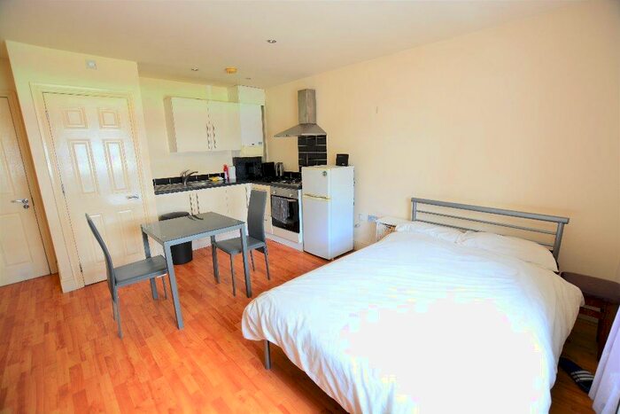 Studio To Rent In Western Road, Hove, BN3
