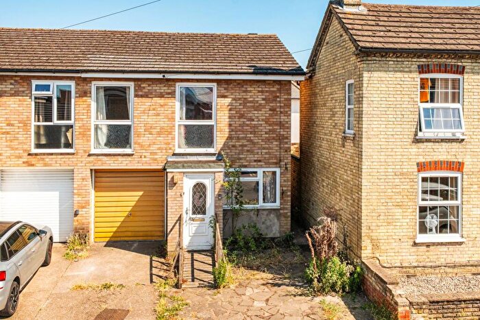 3 Bedroom Semi-Detached House For Sale In Regent Street, Stotfold, Hitchin, SG5