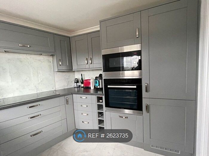 2 Bedroom Flat To Rent In Craghead, Bournemouth, BH1