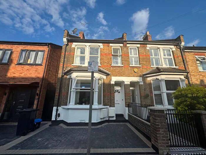 2 Bedroom Flat For Sale In Woodville Road, London, E18