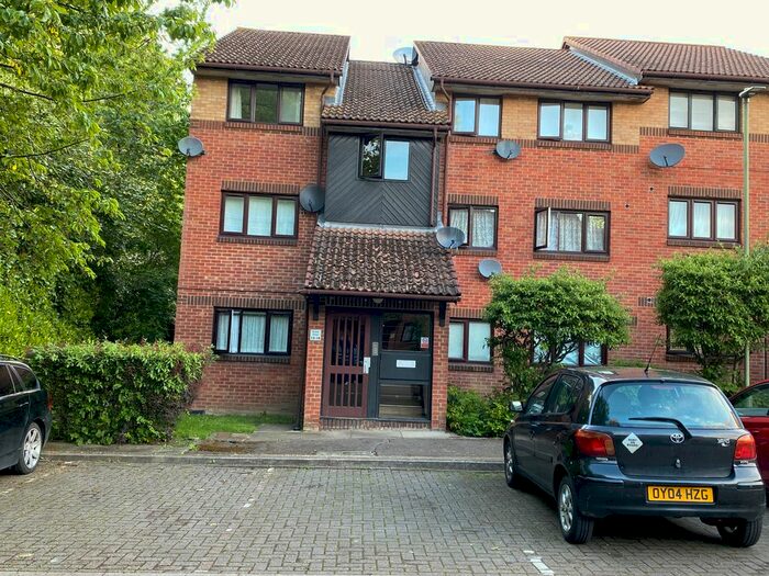 1 Bedroom Flat To Rent In Pavilion Way, Edgware, HA8