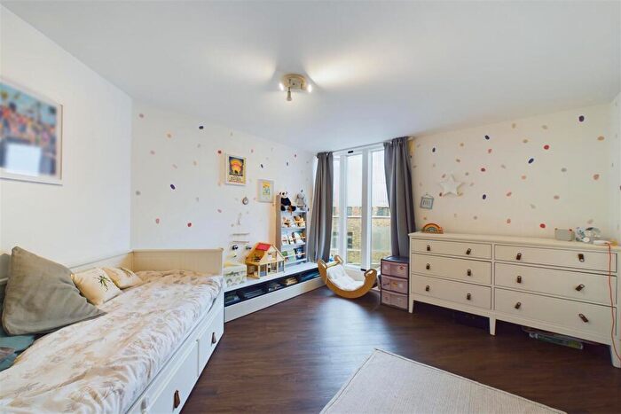2 Bedroom Flat For Sale In Giverny House, Water Gardens Square, London, SE16