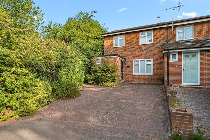 3 Bedroom End Of Terrace House For Sale In Weatherall Close, Addlestone, Surrey, KT15