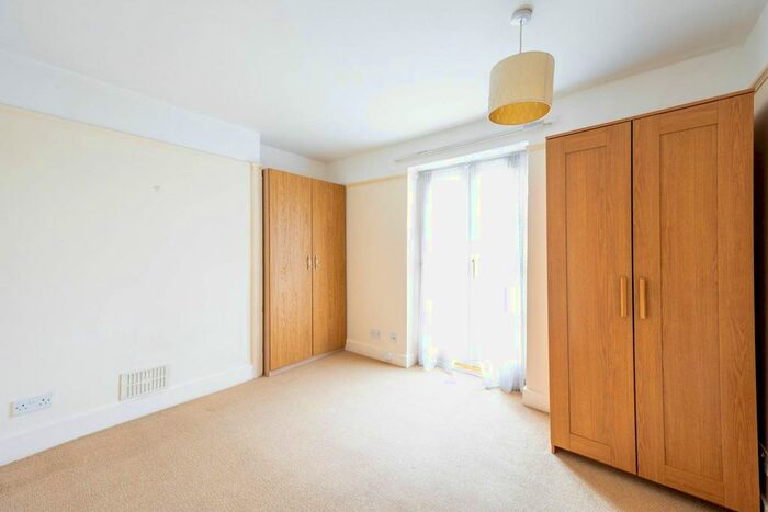 2 Bedroom Flat To Rent In Woodside, Wimbledon, London, SW19