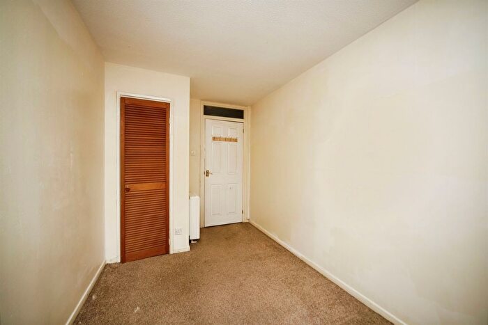 2 Bedroom Flat For Sale In Bacon Drive, Taunton, TA1