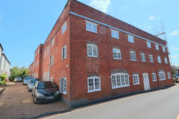 2 Bedroom Flat To Rent In Bear Lane, Farnham, GU9