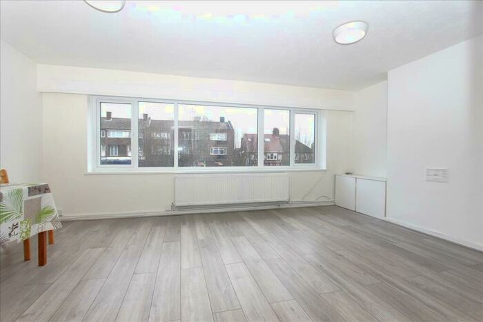 2 Bedroom Flat To Rent In High Street, Waltham Cross, EN8