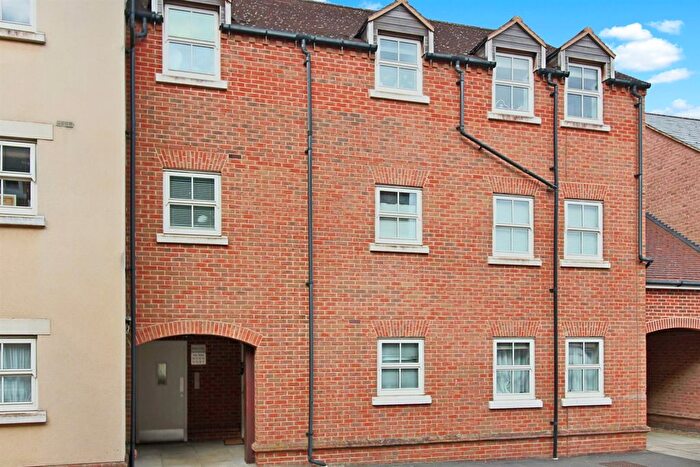 2 Bedroom Flat To Rent In Broka Ct, Pine St, Aylesbury, HP19