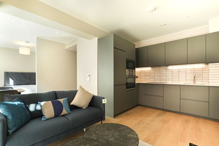 Flat To Rent In Copperworks Wharf Sugar House Island, E15