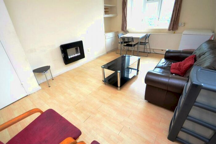 3 Bedroom Flat To Rent In Grenham Ave, Hulme, Manchester. ., M15