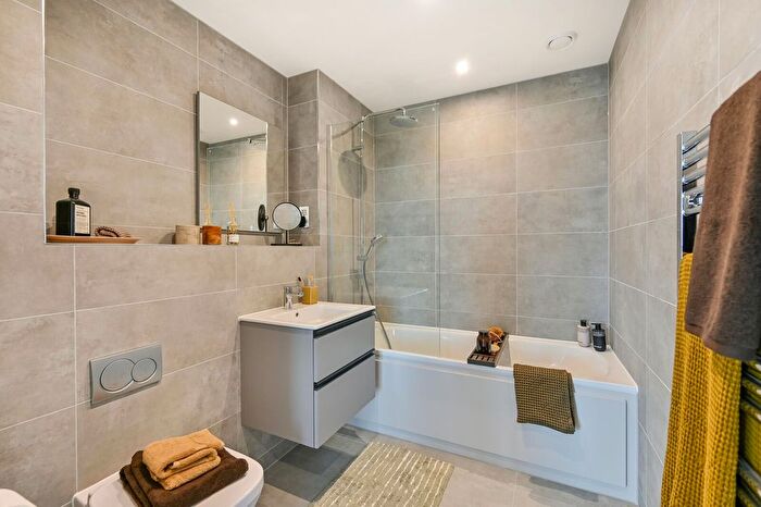 1 Bedroom Flat To Rent In Refinery Square, Slough, London, SL1