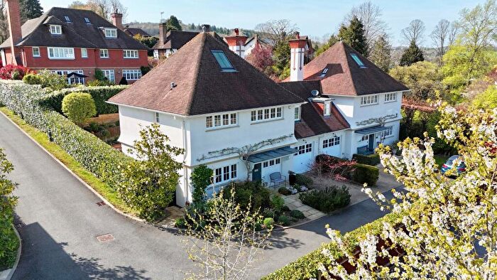 4 Bedroom Link Detached House For Sale In Calvert Gardens, Dorking, RH4