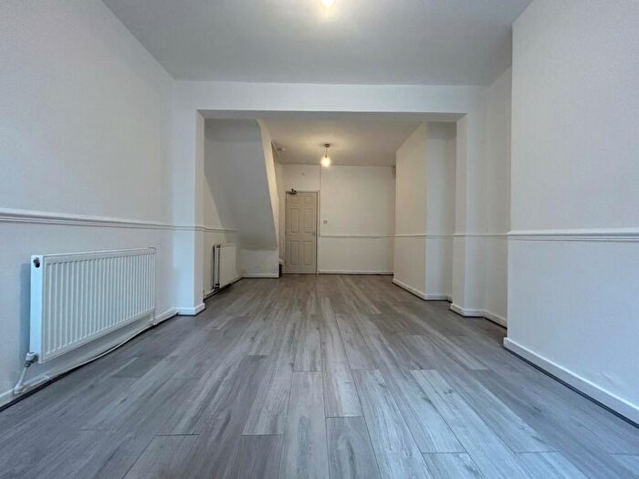 2 Bedroom House To Rent In Hawkins Street, L6