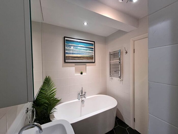 2 Bedroom Flat To Rent In Courcy Road, Turnpike Lane, N8