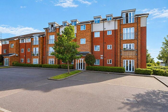 2 Bedroom Flat For Sale In Stokers Close, Dunstable, Bedfordshire, LU5