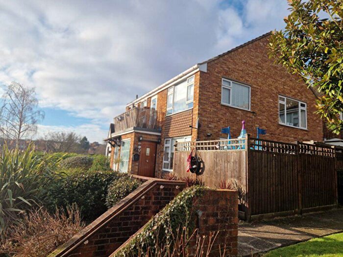 2 Bedroom Flat To Rent In Waikato Lodge - First Floor, Buckhurst Hill, Essex, IG9