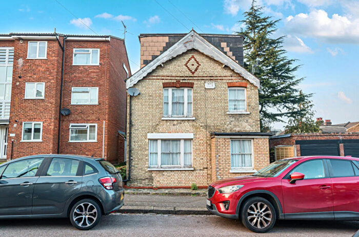 6 Bedroom Detached House For Sale In Hexham Road, Barnet, EN5