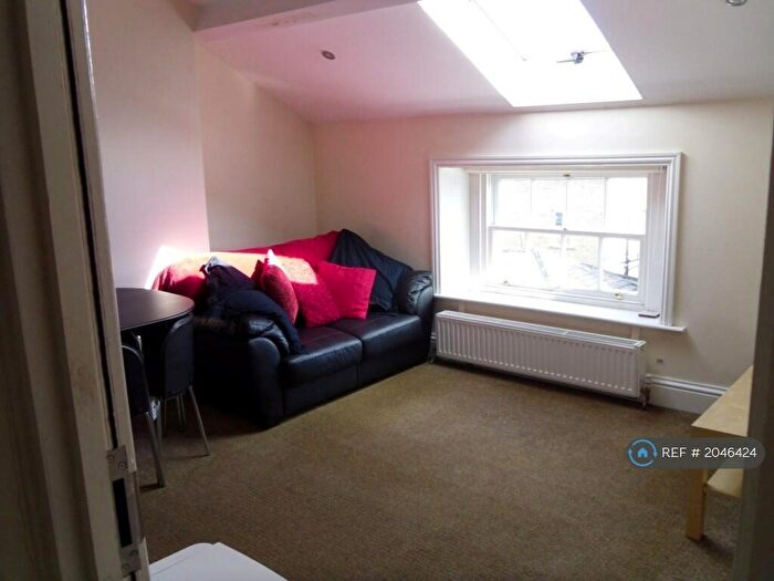 2 Bedroom Flat To Rent In Ashgrove, Bradford, BD7