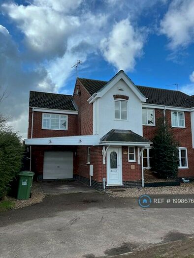 4 Bedroom Semi-Detached House To Rent In Gigli Close, North Walsham, NR28