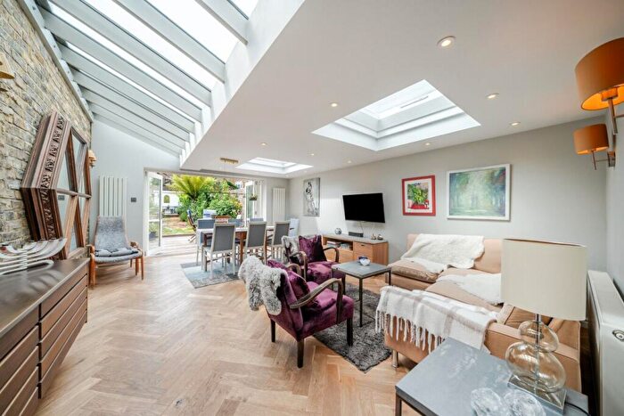 2 Bedroom Flat For Sale In Rush Hill Road, Battersea, London, SW11