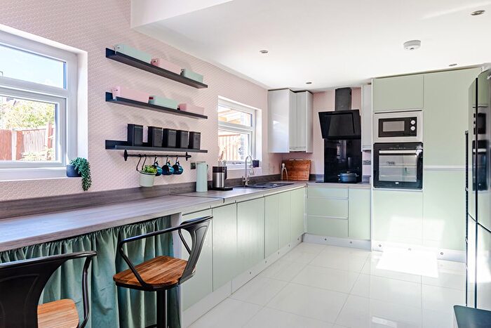 5 Bedroom Semi-Detached House For Sale In Kirkstall Avenue, Leeds, LS5