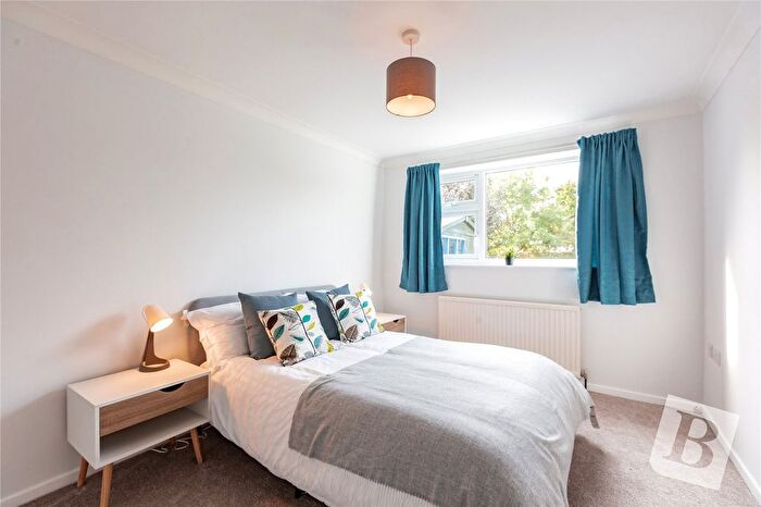 3 Bedroom Bungalow For Sale In Ingrave Close, Wickford, Essex, SS12