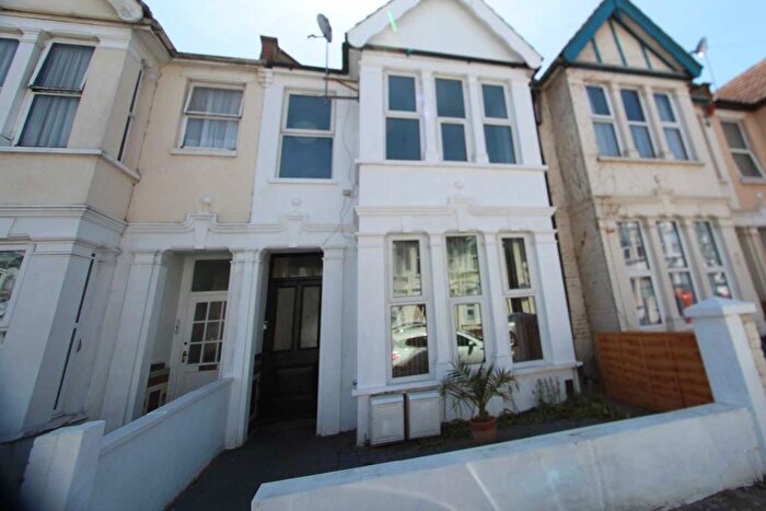 2 Bedroom Flat To Rent In Burdett Avenue, Westcliff On Sea, SS0