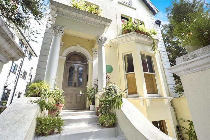 2 Bedroom Flat To Rent In Avenue Crescent, London, W3