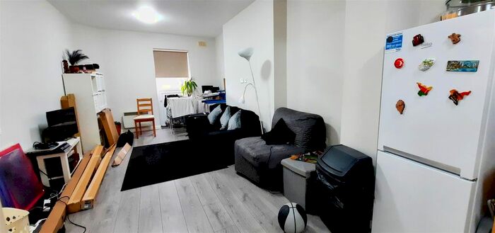 1 Bedroom Flat To Rent In Goldhawk Road, London, W12