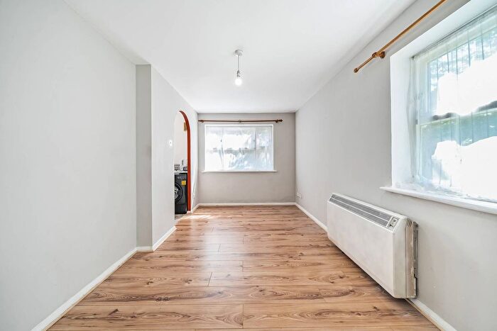 1 Bedroom Flat For Sale In Henry Doulton Drive, Tooting Bec, London, SW17
