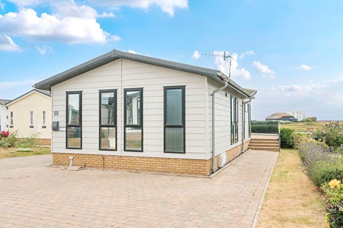 2 Bedroom Mobile/park Home For Sale In Solent Grange Park, New Lane, Milford-On-Sea, Hampshire, SO41